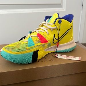 I have Nike Kyrie 7’s 1 world 1 people… size 10.5 never worn, Box has no marks .